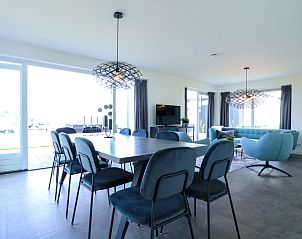 Gezellige eetkamer in Vakantiehuis Villa Meerzicht 10, Nijkerk, Veluwe, Gelderland met uitzicht op terras.