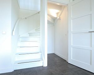 Lichte trapopgang in Vakantiehuis Villa Meerzicht 10, Nijkerk, Veluwe, Gelderland voor toegang tot bovenverdieping.