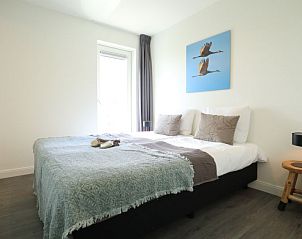 Lichte slaapkamer met raam in Vakantiehuis Villa Meerzicht 10, Nijkerk, Veluwe, Gelderland voor optimaal comfort.