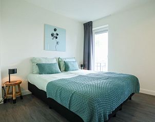 Stijlvolle slaapkamer met groene accenten in Vakantiehuis Villa Meerzicht 10, Nijkerk, Veluwe, Gelderland.