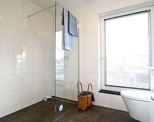 Luxe badkamer met inloopdouche in Vakantiehuis Villa Meerzicht 10, Nijkerk, Veluwe, Gelderland voor een verfrissende ervaring.