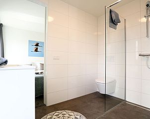 Badkamer met natuurlijk licht in Vakantiehuis Villa Meerzicht 10, Nijkerk, Veluwe, Gelderland voor een frisse start.