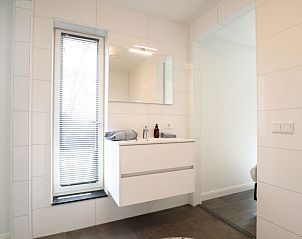 Terras met eettafel in Vakantiehuis Villa Meerzicht 10, Nijkerk, Veluwe, Gelderland voor buitenmaaltijden.