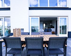 Buitentrap naar dakterras van Vakantiehuis Villa Meerzicht 10, Nijkerk, Veluwe, Gelderland voor prachtig uitzicht.