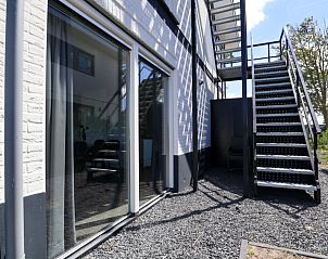 Entree van Vakantiehuis Villa Meerzicht 10, Nijkerk, Veluwe, Gelderland met moderne architectuur.