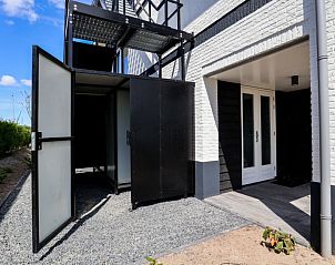 Achtertuin van Vakantiehuis Villa Meerzicht 10, Nijkerk, Veluwe, Gelderland met veel groen en ruimte.