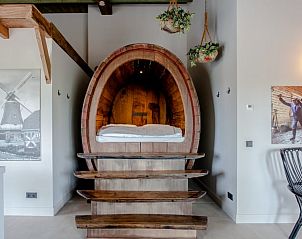 Uniek houten bed in Vakantiehuisje in Kootwijkerbroek, Veluwe, Gelderland.