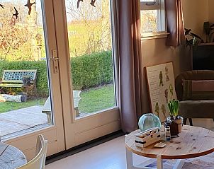 Ruime binnenruimte met tuinzicht in vakantiehuis Klarenbeek, Veluwe, Gelderland