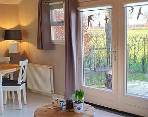 Eetruimte met uitzicht op tuin in vakantiehuis Klarenbeek, Veluwe, Gelderland