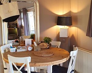 Gezellige hoek met tafel in vakantiehuis Klarenbeek, Veluwe, Gelderland