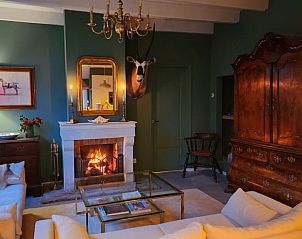 Gezellige woonkamer met open haard in Huisje in Klarenbeek, vakantiehuis op de Veluwe, Gelderland.