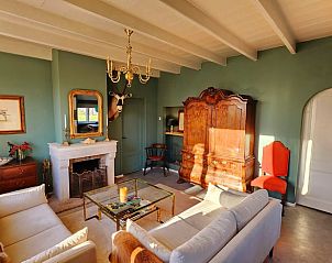 Lichte woonkamer met antieke meubels in Huisje in Klarenbeek, vakantieaccommodatie op de Veluwe, Gelderland.