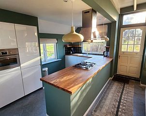 Moderne keuken met houten aanrecht in Huisje in Klarenbeek, vakantiehuis in Klarenbeek, Veluwe.