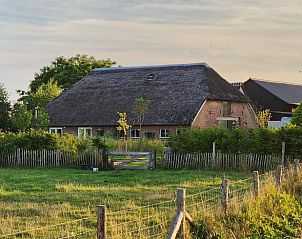 Rustiek vakantiehuis met rieten dak in Huisje in Klarenbeek, gelegen op de Veluwe, Gelderland.