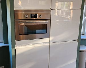 Moderne oven in de keuken van Huisje in Klarenbeek, vakantiehuis op de Veluwe, Gelderland.
