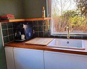Keuken met koffiezetapparaat in Huisje in Klarenbeek, vakantieaccommodatie in Klarenbeek, Veluwe.
