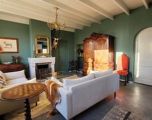 Stijlvolle woonkamer met klassieke meubels in Huisje in Klarenbeek, vakantiehuis op de Veluwe.