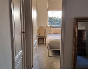 Sfeervolle slaapkamer met uitzicht in Huisje in Klarenbeek, vakantieaccommodatie op de Veluwe.