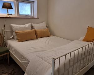 Comfortabele slaapkamer met natuurlijk licht in Huisje in Klarenbeek, vakantiewoning op de Veluwe.