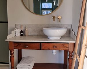 Elegante badkamer met marmeren wastafel in Huisje in Klarenbeek, vakantieaccommodatie op de Veluwe.