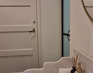 Badkamer met moderne inrichting in Huisje in Klarenbeek, vakantiehuis op de Veluwe, Gelderland.