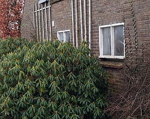 Eingang eines Ferienhauses in Klarenbeek, Veluwe, mit rustikaler Holztr und umgebender Natur in Gelderland.