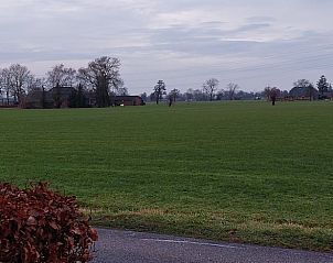 Ruhige Aussicht auf die grnen Felder rundherum Ferienhaus in Klarenbeek, Veluwe, Gelderland, ideal fr Naturliebhaber.