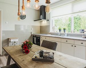 Ruime keuken in Huisje in Beemte Broekland, vakantiehuis op de Veluwe, Gelderland met houten tafel.