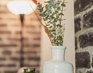 Decoratieve vaas in Huisje in Beemte Broekland, vakantiehuis op de Veluwe, Gelderland.