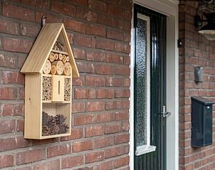 Insectenhotel aan de muur van Huisje in Beemte Broekland, Veluwe, Gelderland.