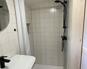 Strakke badkamer in Vakantiehuisje in Beemte Broekland, Veluwe, Gelderland.