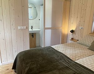 Slaapkamer met ensuite badkamer in Vakantiehuisje in Beemte Broekland, Veluwe.