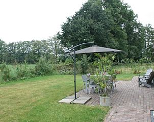 Ruim terras bij Huisje in Hierden met uitzicht op de natuur van de Veluwe, Gelderland.