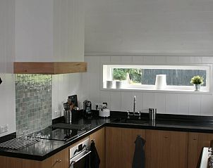 Moderne keuken in vakantiehuis Huisje in Hierden met veel lichtinval, Veluwe, Gelderland.