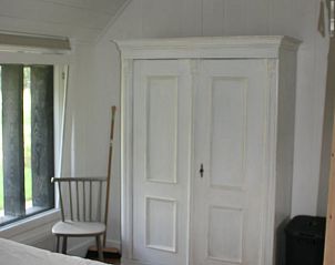 Slaapkamer in Huisje in Hierden met klassieke kast en veel licht, Veluwe, Gelderland.