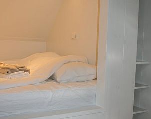 Knusse slaaphoek in Huisje in Hierden met zachte dekens, Veluwe, Gelderland.