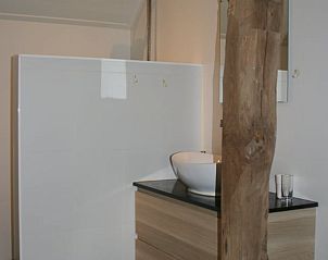 Moderne badkamer met houten details in Huisje in Hierden, Veluwe, Gelderland.