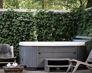 Relaxing Jacuzzi at Holiday home in Ugchelen, Veluwe, Gelderland surrounded by greenery.