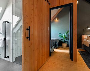 Gang met toegang tot badkamer en slaapkamer in Vakantiehuis in Veessen, Veluwe, Gelderland.