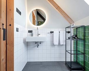 Moderne badkamer in Vakantiehuis in Veessen, Veluwe, met strakke witte en groene tegels.