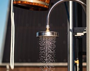 Buitendouche bij Vakantiehuis in Veessen, ideaal voor warme zomerdagen in de Veluwe.