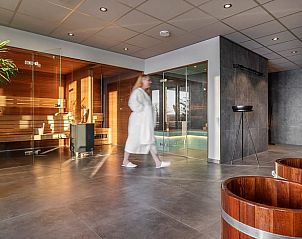 Gasten genieten van de sauna in Vakantiehuis in Veessen, een ontspannende ervaring in de Veluwe.