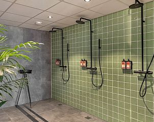 Moderne doucheruimte in Vakantiehuis in Veessen met groene tegels, Veluwe, Gelderland.