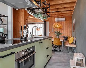 Stijlvolle keuken en eetkamer in Huisje in Veessen, Veluwe, ideaal voor een ontspannen vakantie in Gelderland.