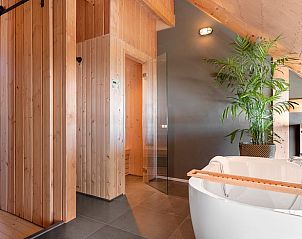 Stijlvolle badkamer met houten elementen in Huisje in Veessen, Veluwe, voor een luxe vakantie-ervaring.