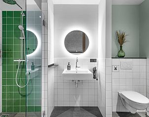 Moderne badkamer in Huisje in Veessen, vakantiehuis op de Veluwe in Gelderland, met inloopdouche.