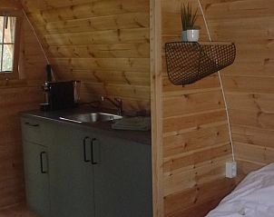 Functionele keukenhoek in Vakantiehuisje in Terschuur, Veluwe, voor eenvoudige maaltijden.