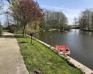 Romantische waterkant met waterfiets bij Harkemas Hoeve, Den Ham Gr., Groningen