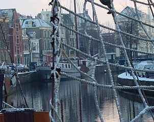 GR008 vakantiehuis in Groningen met kleurrijke zonsondergang boven de haven.