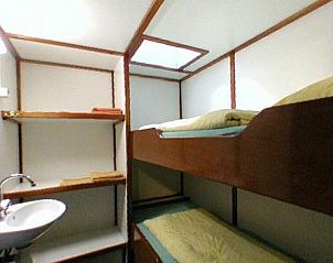 Gezellige binnenruimte van GR008 vakantiehuis in Groningen met houten interieur.